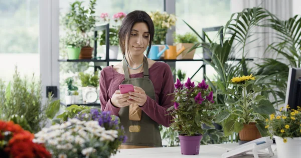 Bloemist Werkt Haar Bloemenwinkel Neemt Bestellingen Haar Smartphone Small Business — Stockfoto