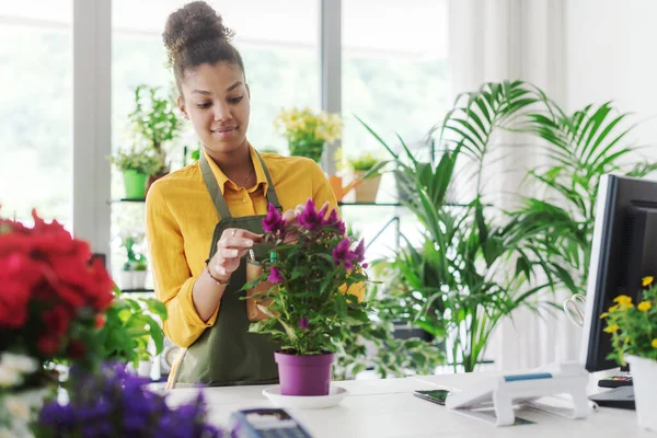 Young African American Woman Working Her Flower Shop Small Business — Stock Photo, Image