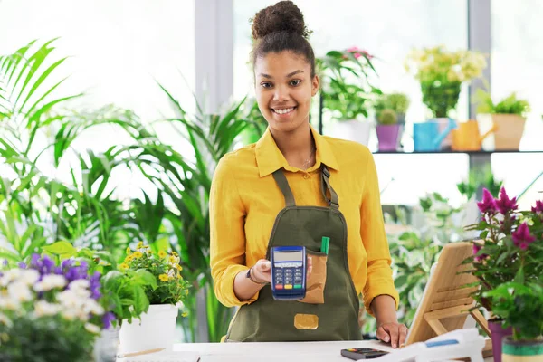 Smiling Young Florist Holding Pos Terminal Looking Camera Electronic Payments — Stock Photo, Image