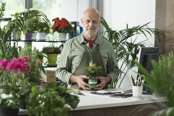 Professionele Bloemist Tuinman Poseren Zijn Plantenwinkel Hij Kijkt Naar Camera — Stockfoto