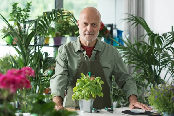 Fleuriste Jardinier Professionnel Posant Dans Son Atelier Usine Regarde Caméra — Photo