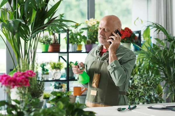 Florista Profissional Jardineiro Trabalhando Sua Loja Ele Está Tendo Telefonema — Fotografia de Stock