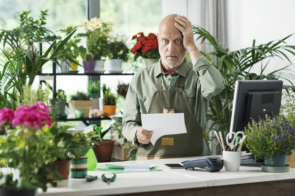 Wanhopig Geschokt Ondernemer Zijn Bloemenwinkel Controleert Hij Een Factuur Uitgaven — Stockfoto
