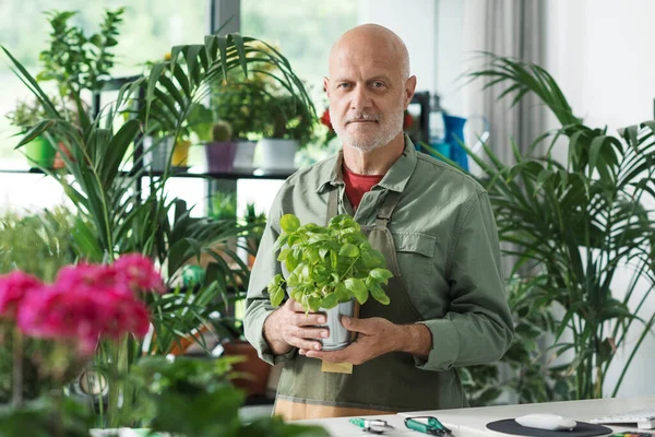 彼の植物の店でポーズするプロの花屋と庭師 彼はカメラを見て 中小企業のコンセプト — ストック写真