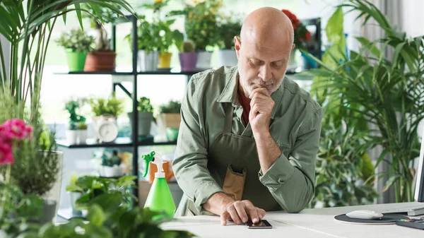 Professional Florist Working Plant Shop Taking Orders His Smartphone — Stock Photo, Image