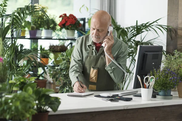 Florista Profissional Trabalhando Sua Loja Plantas Ele Está Falando Telefone — Fotografia de Stock