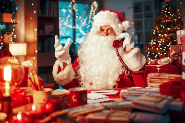 快乐快乐的圣诞老人 有一个电话在家里 圣诞节和假日的概念 — 图库照片