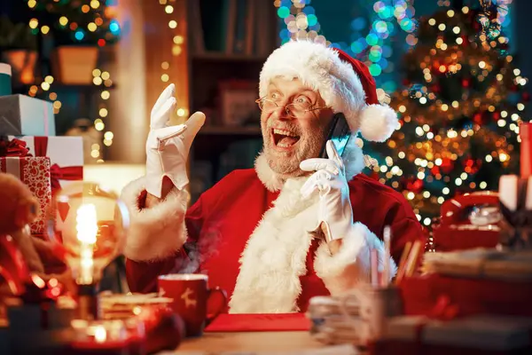 Ευτυχισμένος Χαρούμενος Άγιος Βασίλης Έχοντας Ένα Τηλεφώνημα Στο Σπίτι Χριστούγεννα — Φωτογραφία Αρχείου