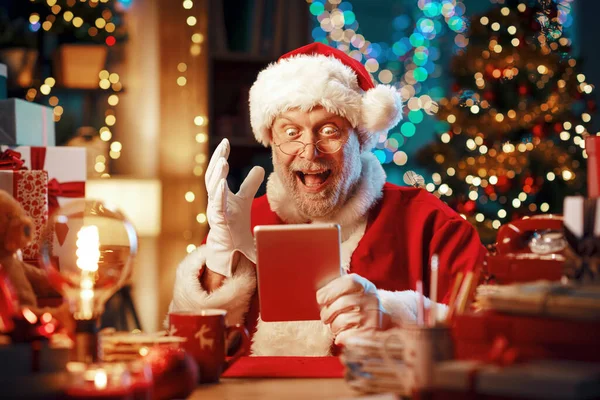 Feliz Papai Noel Sentado Sua Mesa Casa Conectando Com Tablet — Fotografia de Stock