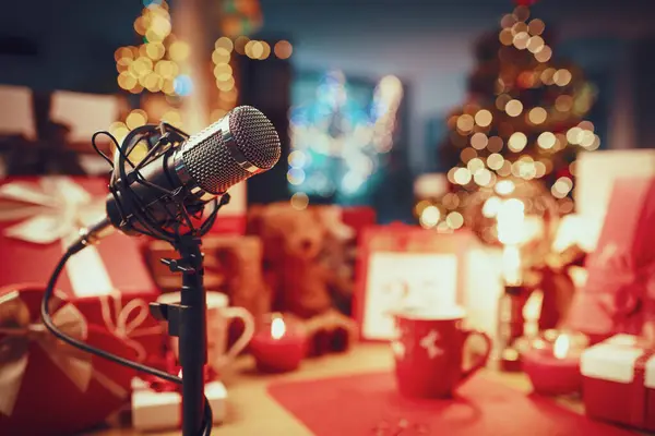 Profesjonalny Mikrofon Wnętrze Domu Ozdobione Ozdobami Świątecznymi Koncepcja Podcast Wakacje — Zdjęcie stockowe