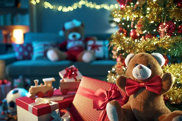 Huis Interieur Met Mooie Kerstcadeaus Versierde Boom — Stockfoto