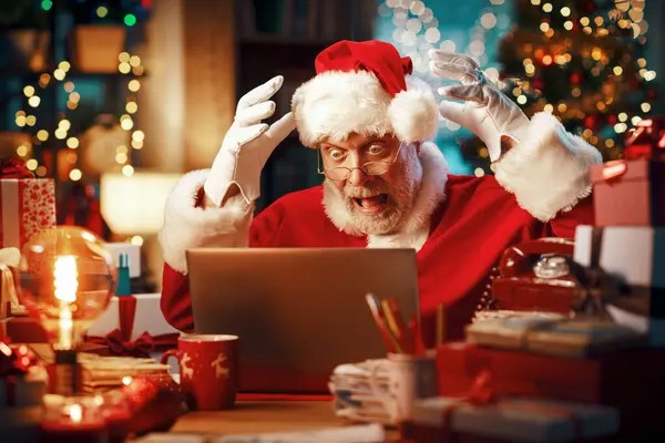 Schockierter Gestresster Weihnachtsmann Hat Heiligabend Probleme Mit Seinem Laptop lizenzfreie Stockbilder