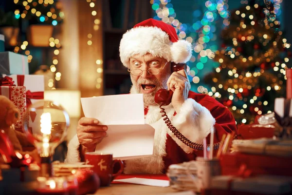 Злий Розчарований Санта Клаус Тримає Дорогу Рахунок Фактуру Кричить Телефону Ліцензійні Стокові Зображення