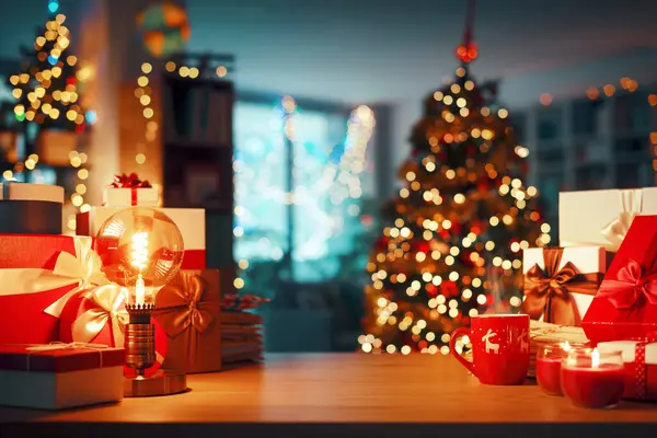 Geschenke Und Dekorationen Auf Einem Tisch Weihnachtsbaum Und Wohnmöbel Hintergrund Stockfoto