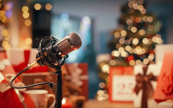 Profesjonalny Mikrofon Wnętrze Domu Ozdobione Ozdobami Świątecznymi Koncepcja Podcast Wakacje Obraz Stockowy