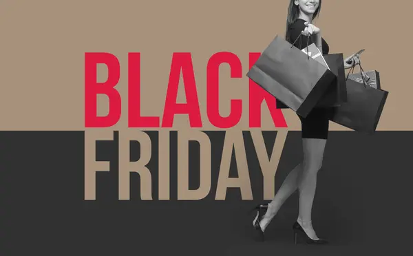 快乐优雅的女人拿着购物袋和智能手机 黑色星期五销售横幅 — 图库照片
