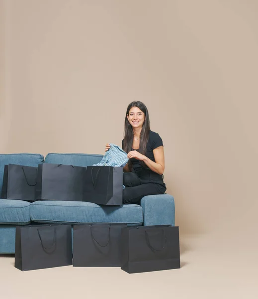 Mulher Feliz Sentado Sofá Cercado Por Sacos Compras Pretos Black — Fotografia de Stock