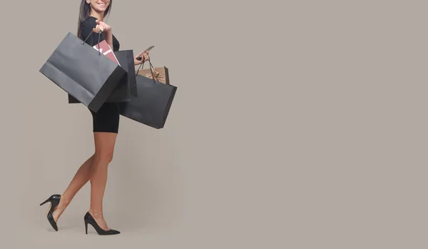 快乐优雅的女人提着购物袋散步 黑色星期五打折概念 复制空间 — 图库照片
