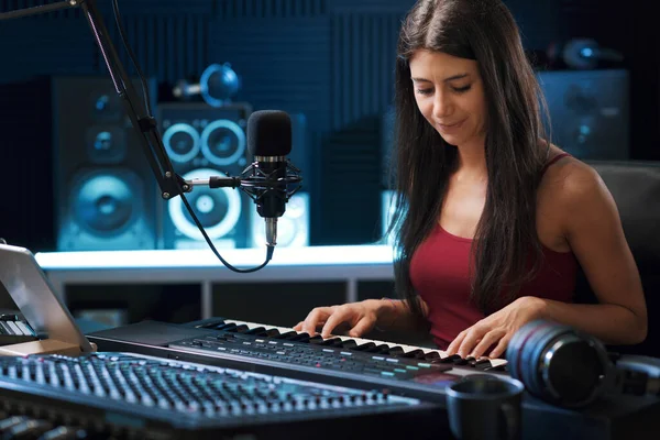 Jeune Musicienne Créative Travaillant Dans Studio Enregistrement Elle Joue Clavier Photo De Stock