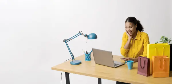 Masasında Oturup Bilgisayarında Online Alışveriş Yapan Heyecanlı Genç Kadın Teklifleri — Stok fotoğraf