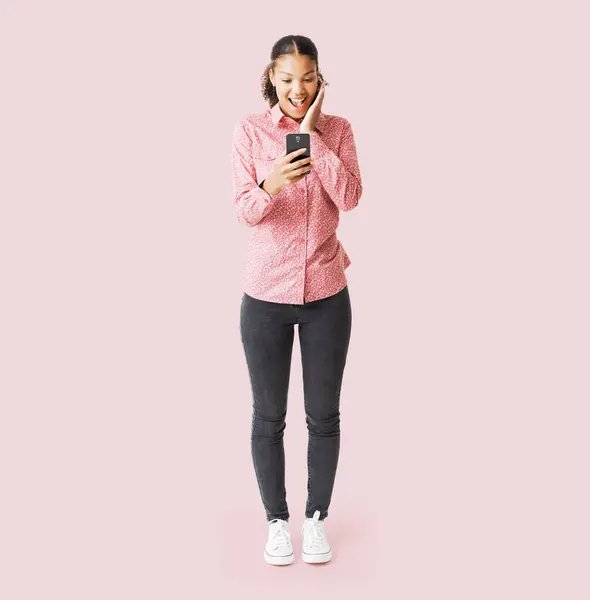 Young Cute Woman Using Smartphone She Surprised Smiling Camera — Stock Photo, Image