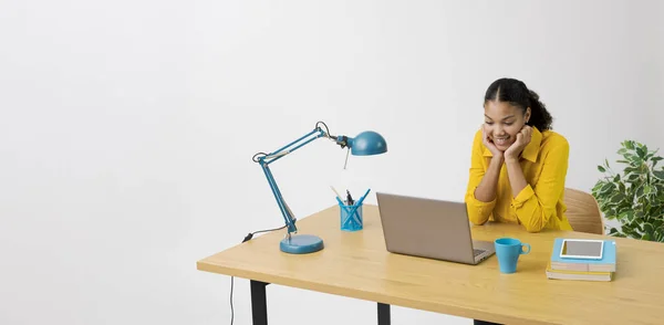 Glückliche Frau Sitzt Schreibtisch Und Schaut Videos Online Auf Ihrem Stockbild