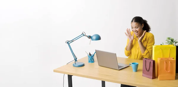 Masasında Oturup Bilgisayarında Online Alışveriş Yapan Heyecanlı Genç Kadın Teklifleri Stok Fotoğraf