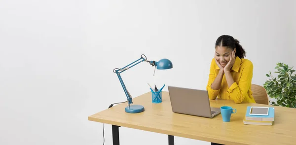 Glückliche Frau Sitzt Schreibtisch Und Schaut Videos Online Auf Ihrem lizenzfreie Stockfotos