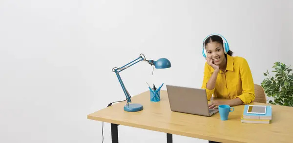 Jovem Mulher Sentada Mesa Assistindo Vídeos Online Seu Laptop Ela Imagens Royalty-Free