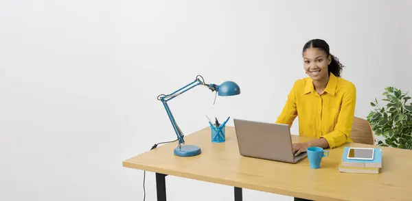Jonge Vrouw Zit Aan Haar Bureau Typt Een Laptop Kopieert Rechtenvrije Stockafbeeldingen