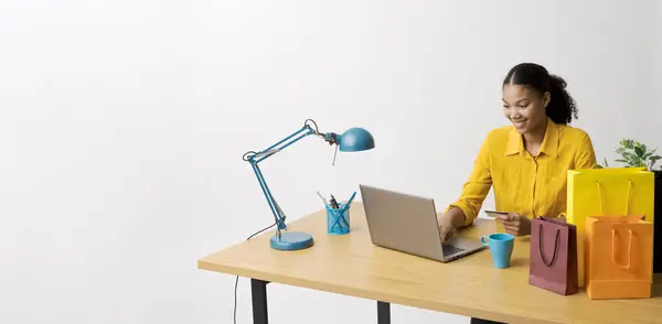 Wanita Muda Yang Bahagia Duduk Mejanya Dan Berbelanja Online Laptopnya Stok Gambar