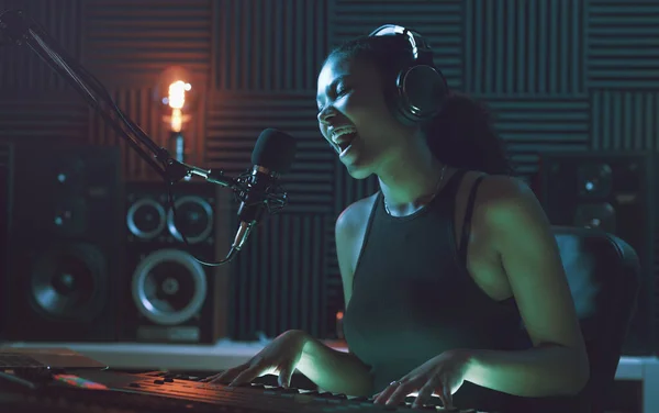Stüdyoda Şarkı Kaydeden Genç Bir Kadın Sanatçı Klavye Çalıp Şarkı Telifsiz Stok Fotoğraflar