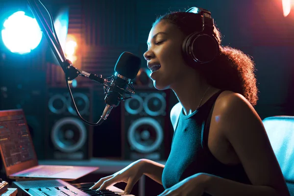 Красива Молода Жінка Студії Звукозапису Вона Співає Грає Клавіатурі Стокове Фото