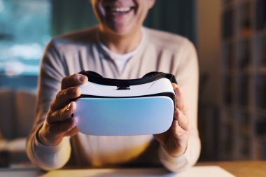 VR kulaklık, sanal gerçeklik ve eğlence konsepti taşıyan neşeli bir adam.