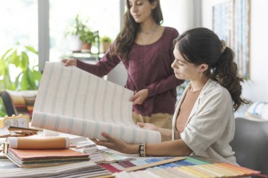 Profesyonel iç mimarlar ve dekoratör farklı duvar kağıdı türlerini, ev yenileme ve yaratıcılık kavramlarını kontrol ediyorlar.