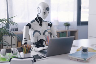 İnsanımsı bir robot, bir ofiste dizüstü bilgisayarda çalışır ve tekrarlanan ve can sıkıcı görevlerde otomasyonun faydasını gösterir..