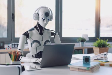 İnsanımsı bir robot bir ofiste kulaklıkla müzik dinlemek için çalışır, tekrarlanan ve can sıkıcı görevlerde otomasyonun faydasını gösterir..