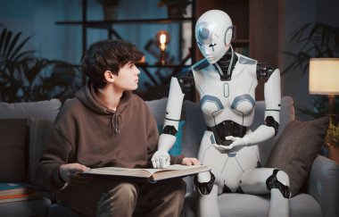 Yapay zeka robotu bir öğrenciye ödevlerinde yardım ediyor, evdeki kanepede oturup kitap okuyorlar, insan-robot etkileşimi konsepti.