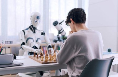 Erkek ve robot satranç oynarken stratejik düşünce sergileniyor.