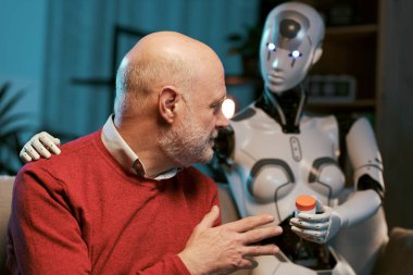 İnsansı yapay zeka robotu evde yaşlı bir adama bakıyor ve reçeteli ilaçlar, sağlık ve teknoloji konsepti veriyor.