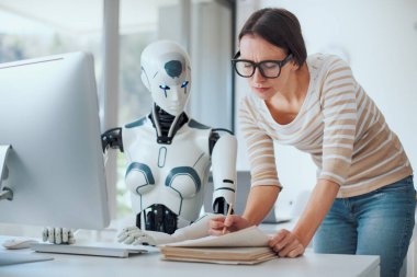 Ofiste çalışan kadın ve yapay zeka robotu, otomasyon ve teknoloji konsepti