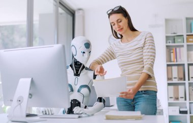 Ofiste çalışan kadın ve yapay zeka robotu, otomasyon ve teknoloji konsepti