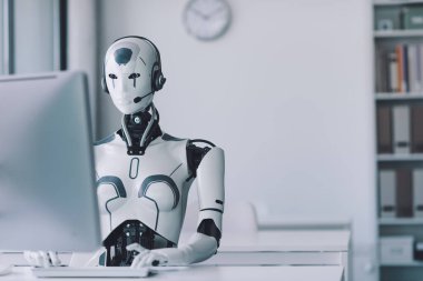 Android AI robotu masada oturuyor ve ofiste çalışıyor: yapay zeka, iş ve otomasyon konsepti