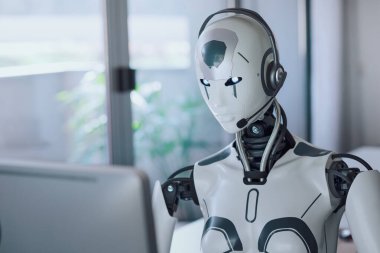 Android AI robotu kulaklık takıyor ve ofiste çalışıyor: yapay zeka, iş ve otomasyon konsepti