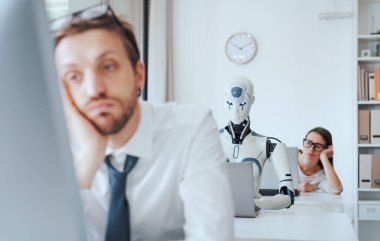 Ofiste verimli bir robotla çalışan bıkkın iş adamları: İş yerindeki yapay zekanın etkisi