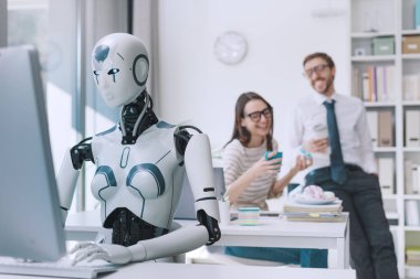 Ofiste çalışan etkili yapay zeka robotu ve kahve molası veren tembel çalışanlar.