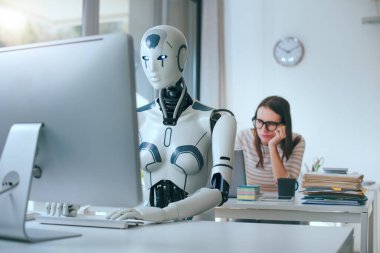 Stresli kadın ve yapay zeka robotu ofis masasında oturup çalışıyor.