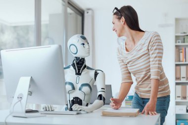 Ofiste çalışan kadın ve yapay zeka robotu, otomasyon ve teknoloji konsepti