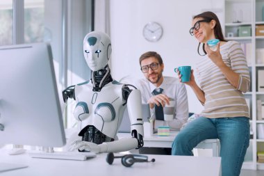 Ofiste çalışan etkili yapay zeka robotu ve kahve molası veren tembel çalışanlar.