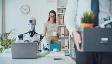 İşten çıkarılan işadamları eşyalarını toplayıp ofisten ayrılırken, bir robot masada oturuyor ve çalışıyor: Yapay zekanın iş üzerindeki etkisi